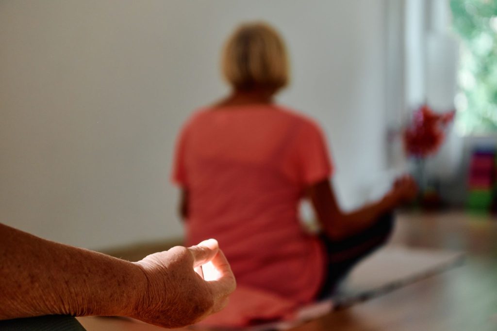 Was ist Yogatherapie und wie unterscheidet sie sich von klassischem Yoga?