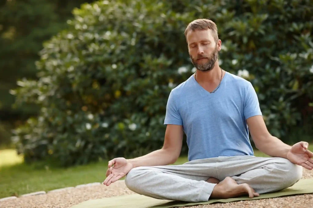 Für wen ist Yogatherapie geeignet und wer sollte vorher ärztlichen Rat einholen?